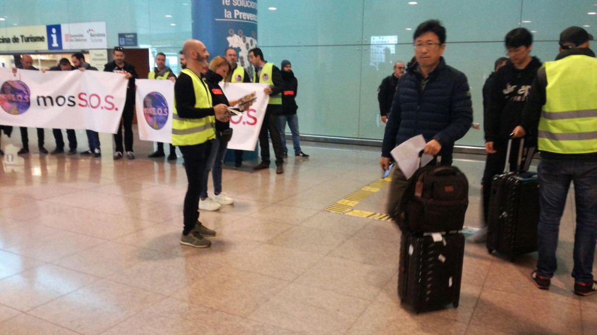 Manifestacion mossos aeropuerto viajeros