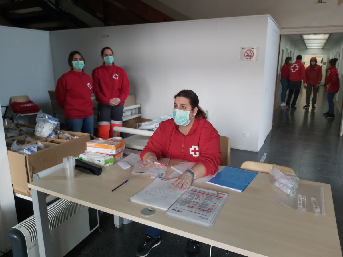 Trabajadores y voluntarios de Cruz Roja, en el nuevo dispositivo abierto en Barcelona para facilitar el confinamiento a los 'sin techo'