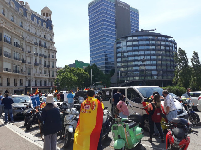 Personas se concentran en la plaza Francesc Macià de Barcelona por la manifestación en coche de Vox