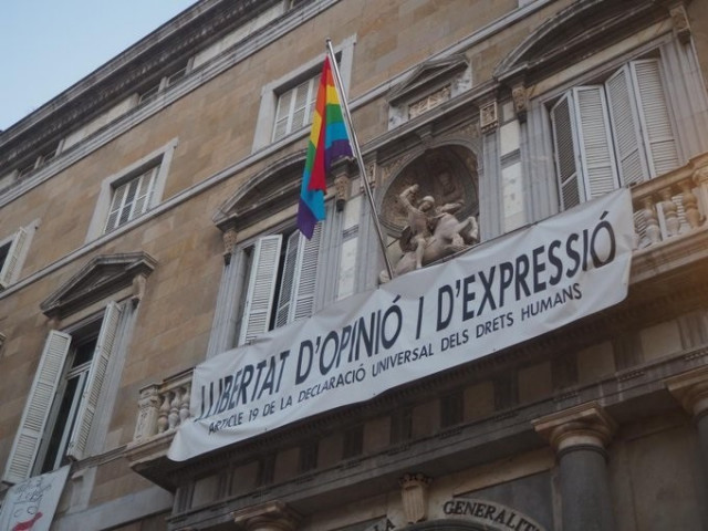 El Palau de la Generalitat de Catalunya cuelga la bandera del Día del Orgullo LGTBI 2020 en Barcelona