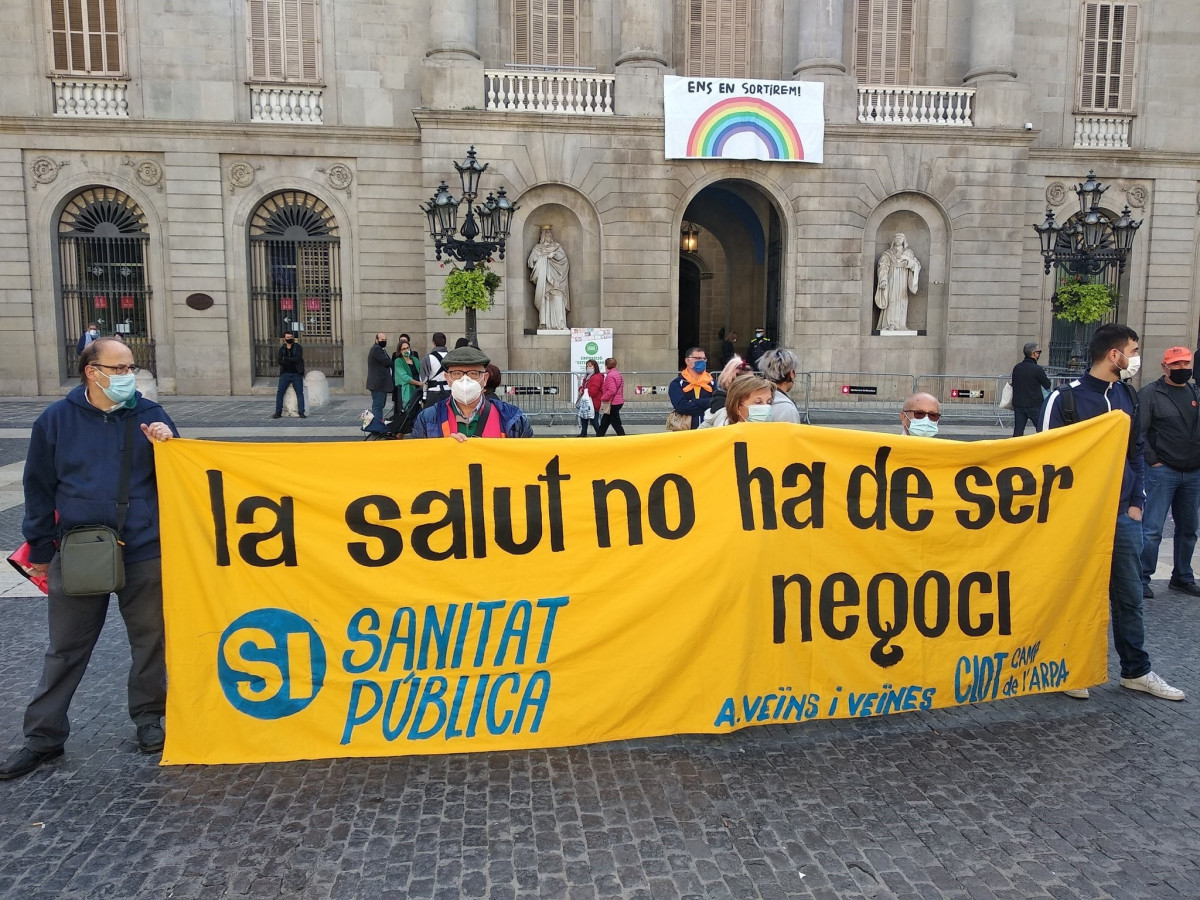 Manifestants a la plaça Sant Jaume (Barcelona) en protesta contra la privatització de la sanitat
