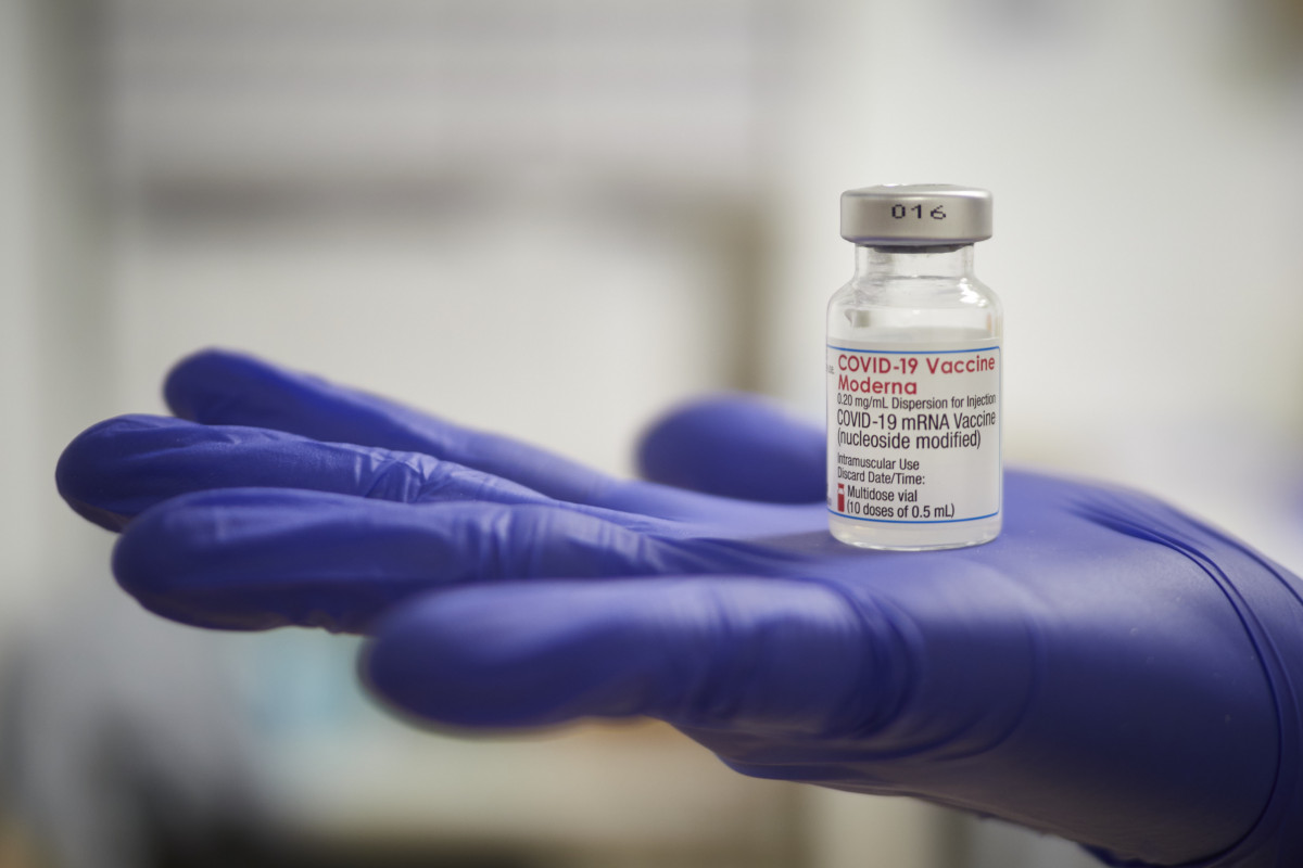 Archivo - Una profesional sanitaria sostiene un vial de la vacuna contra la Covid-19