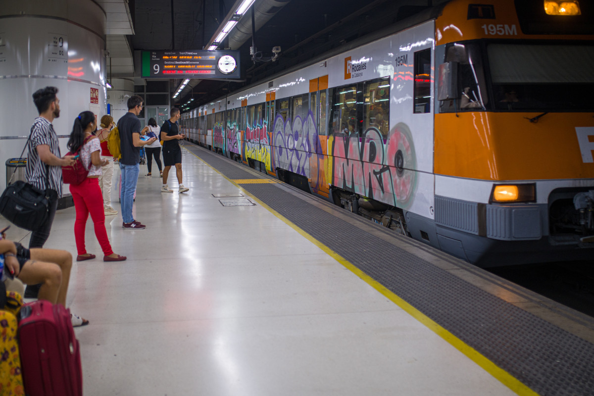 EuropaPress 4670640 viajeros esperan llegada tren andenes estacion sants septiembre 2022
