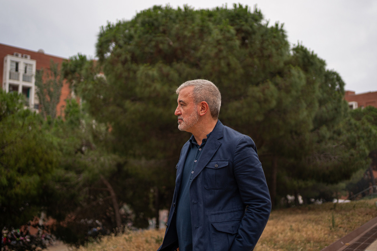 El nuevo alcalde de Barcelona, Jaume Collboni (PSC),  a su llegada a un concurso de paellas de La Marina del Port, en plaza del Mig de Can Closa, a 18 de junio de 2023, en Barcelona, Cataluña (España).