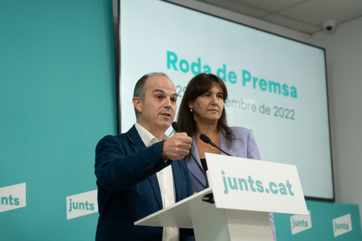 Archivo - El secretario general de Junts, Jordi Turull, y la presidenta de Junts, Laura Borràs, responden a los medios tras una reunión en la sede de Junts per Catalunya, a 29 de septiembre de 2022, en Barcelona, Cataluña (España).