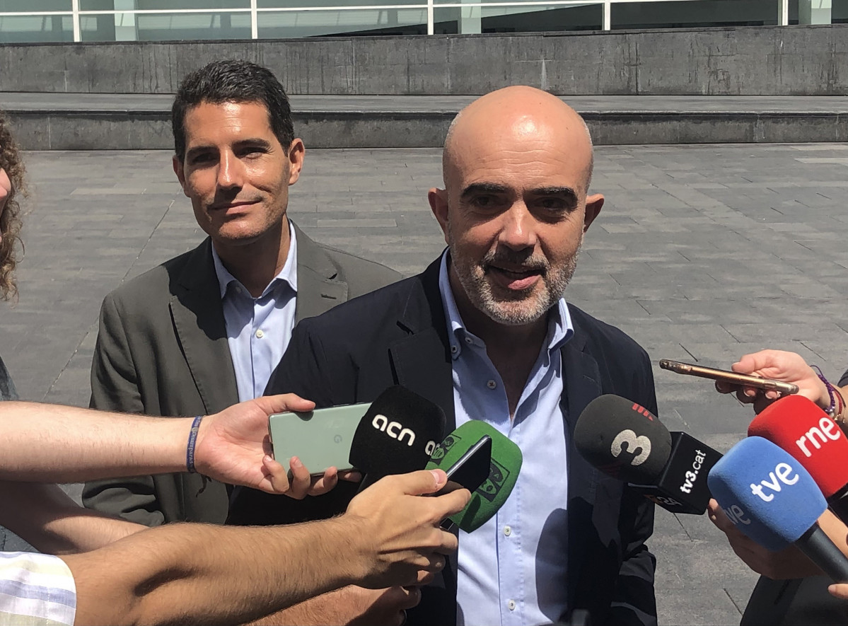 El candidato del PP por Barcelona, Nacho Martín Blanco, y el líder del PP en el Ayuntamiento de Barcelona, Daniel Sirera