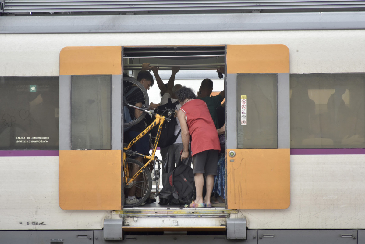 Varias personas en el interior de un tren de Rosalies de Catalunya