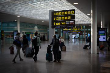 Archivo - Varias personas caminan con su equipaje en el interior del Aeropuerto de Barcelona-El Prat, a 19 de noviembre de 2021, en El Prat de Llobregat, Barcelona, Catalunya (España).