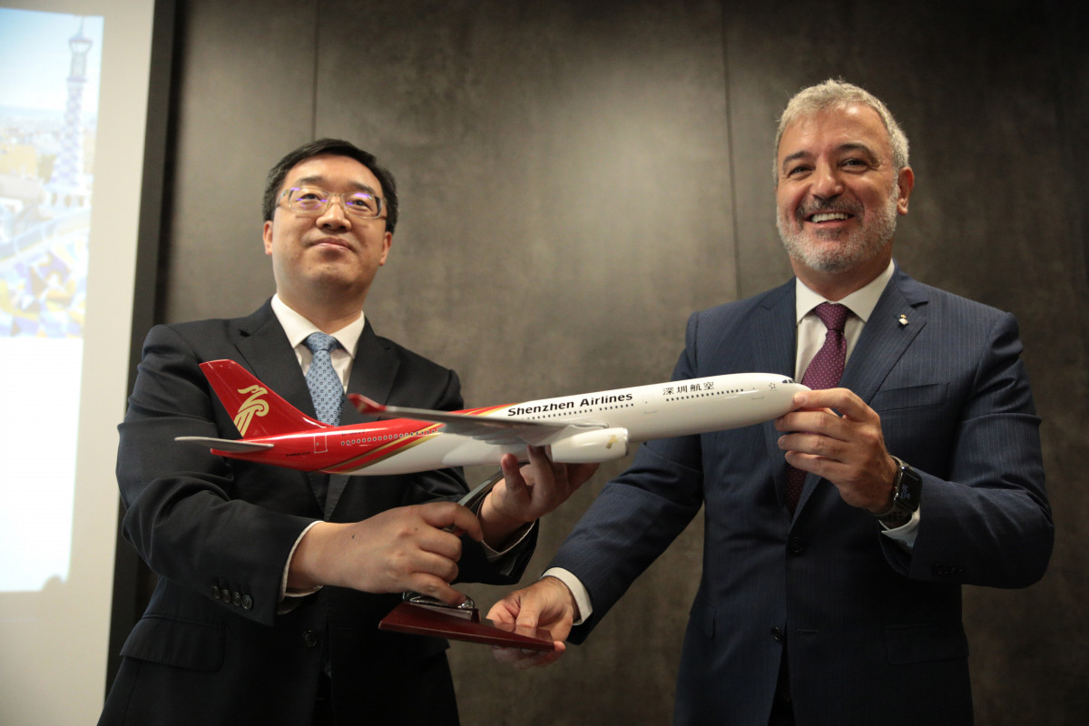 El vicepresidente de Shenzhen Airlines, Zhou Zhiwei (i) y el alcalde de Barcelona, Jaume Collboni (d), en la presentación del vuelo directo Barcelona-Shenzhen, en la T1 del aeropuerto de El Prat, a 28 de agosto de 2023, en Barcelona, Catalunya (España).