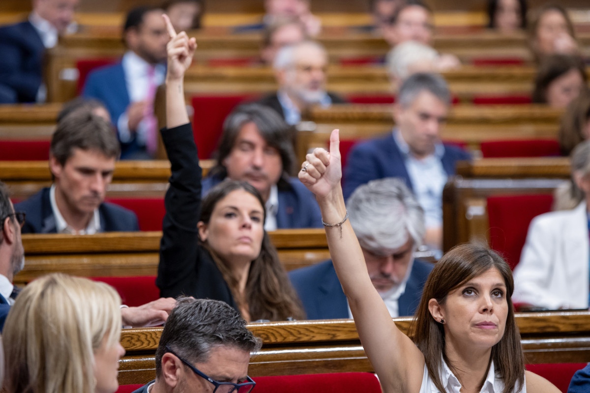 La portavoz de Junts en el Parlament, Mònica Sales (3d), y la secretaria general de ERC, Marta Vilalta (1d), votan durante el tercer Debate de Política General de la legislatura, en el Parlament de Catalunya, a 29 de septiembre de 2023, en Barcelona