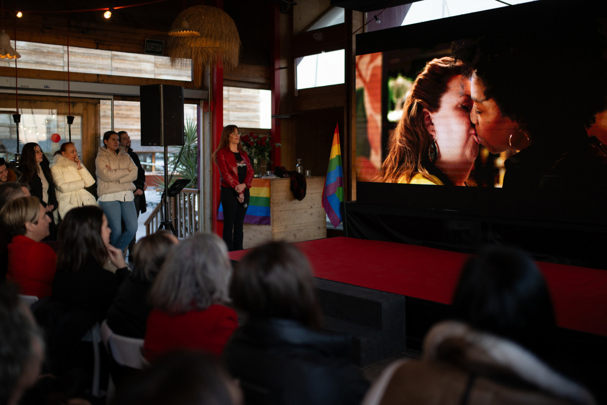 Decenas de personas durante un homenaje póstumo a la actriz Itziar Castro, en el Restaurante Red Fish, a 13 de diciembre de 2023, en Barcelona, Catalunya (España).