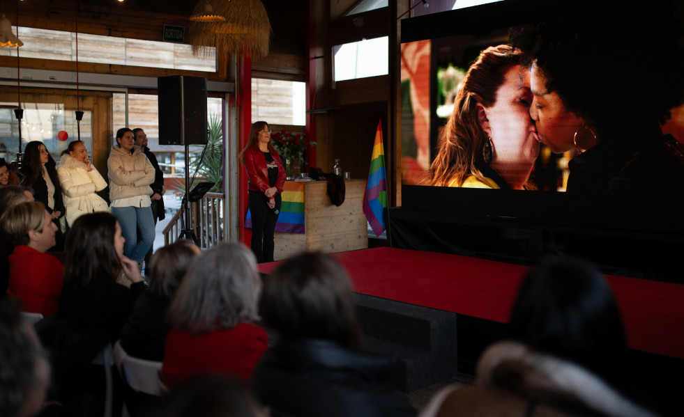 Decenas de personas durante un homenaje póstumo a la actriz Itziar Castro, en el Restaurante Red Fish, a 13 de diciembre de 2023, en Barcelona, Catalunya (España).