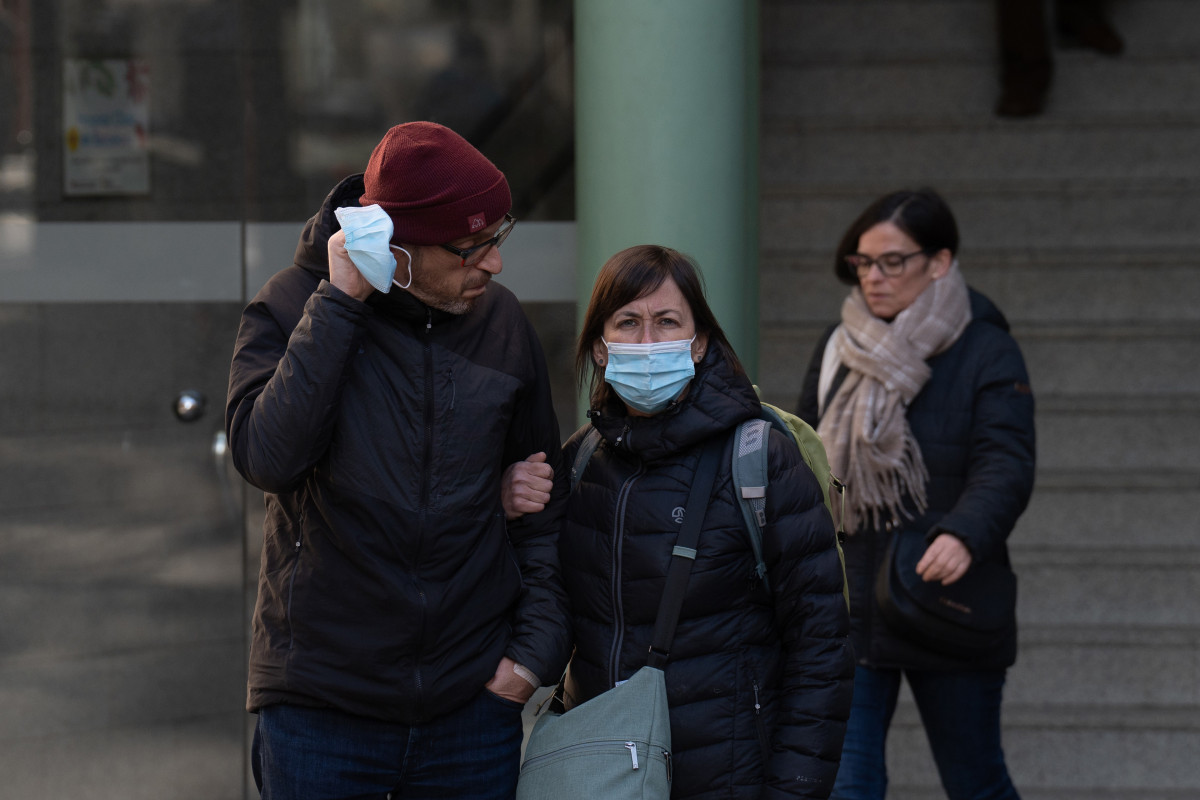 Varias personas con mascarillas frente al Hospital Clínic de Barcelona