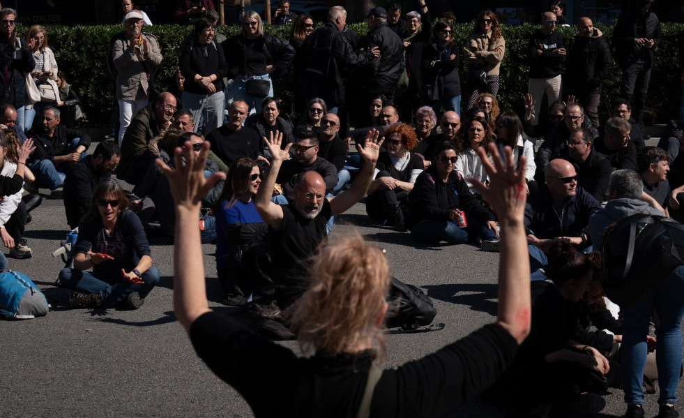 Archivo - Manifestantes sentados en el suelo durante una concentración convocada por sindicatos por la muerte de una trabajadora de la cárcel de Mas d'Enric en Tarragona a manos de un preso, en el c