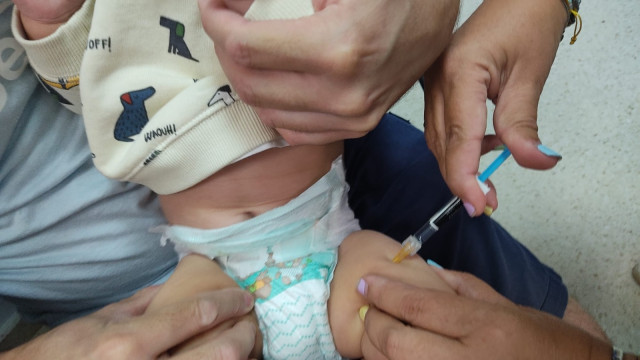 Archivo - Un bebé recibe una vacuna.