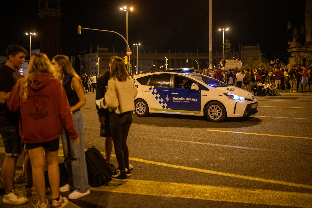Un coche de policía vigila durante el primer día de las fiestas de la Mercè, a 24 de septiembre de 2021, en Barcelona, Cataluña (España).