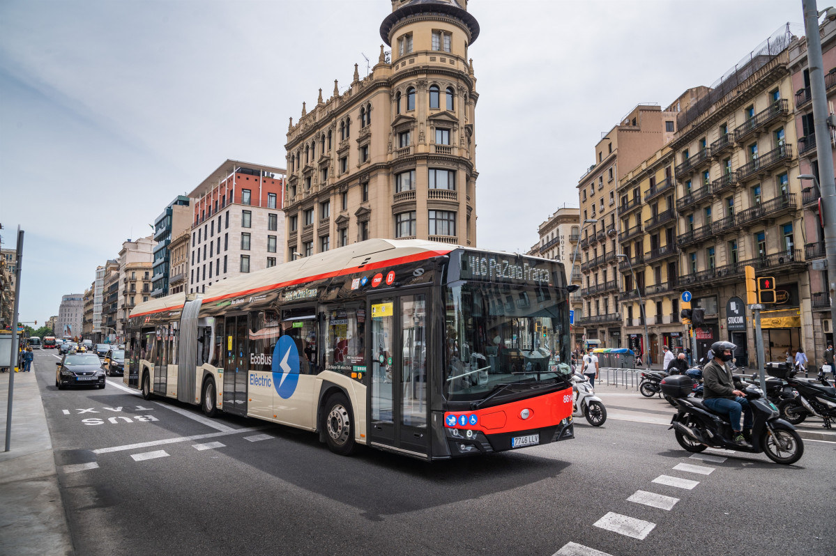 Archivo - Bus de la línea H16 de Barcelona (archivo).