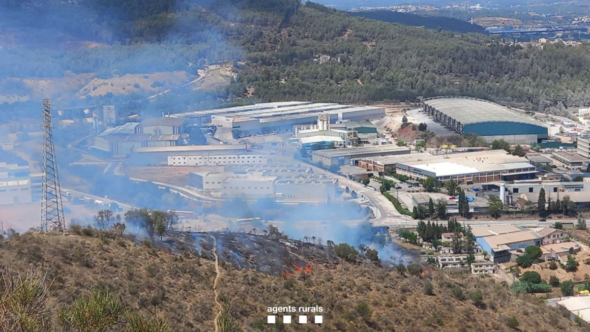 Controlado el incendio forestal en Sant Vicenç dels Horts (Barcelona)