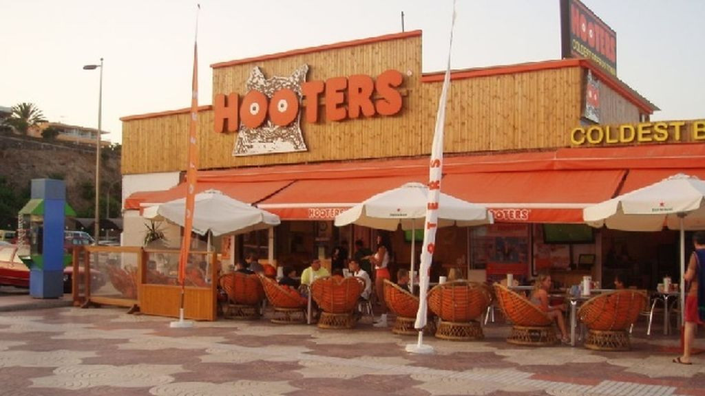 Hooters 1