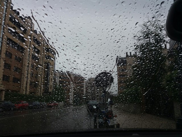 El campo se inunda y la lluvia suspende el partido de fútbol