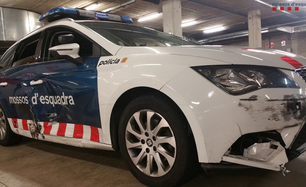 Coche mossos dañado