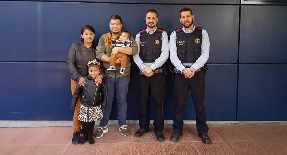 Sergi y Miquel, dos Mossos de L'Hospitalet, reciben la visita de la familia del bebu00e9 salvado