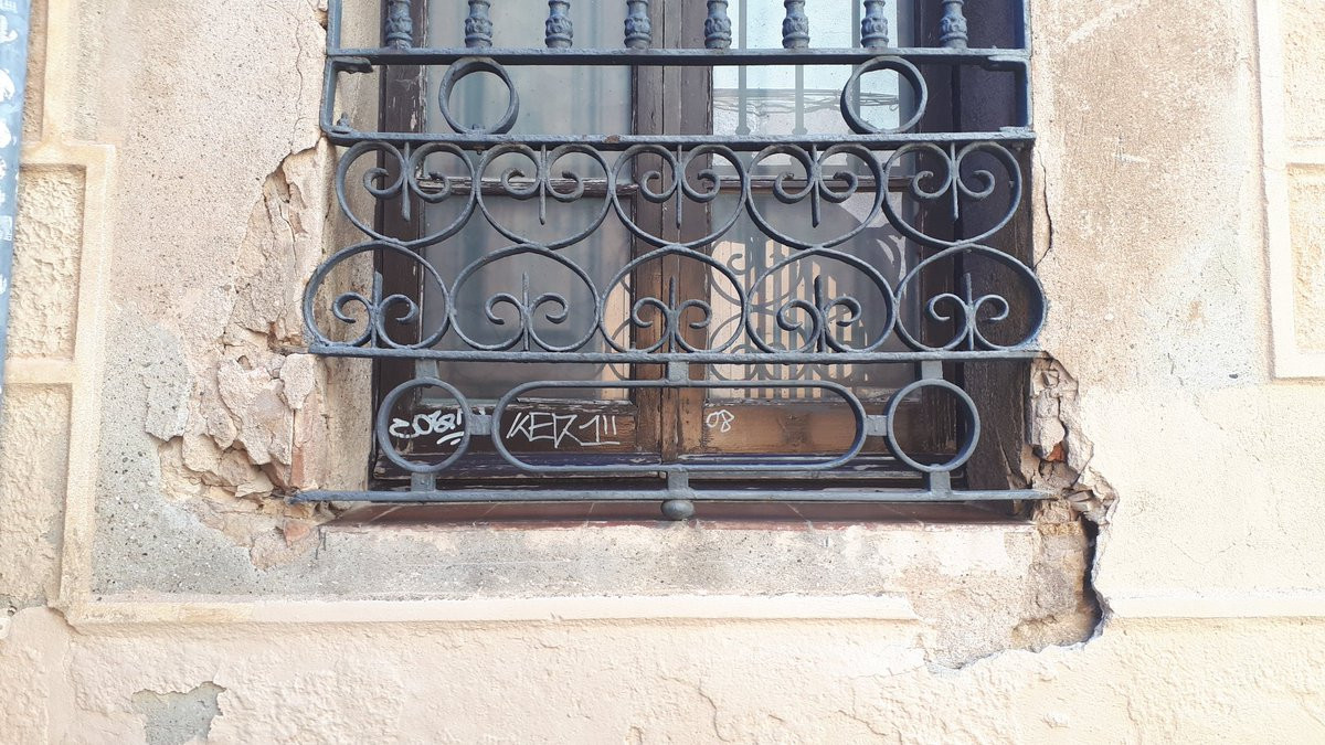 Ventana deteriorada casa espanya l'hospitalet