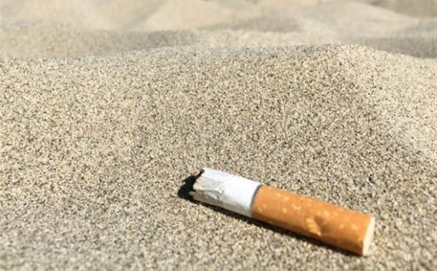 Colillas cigarros playa