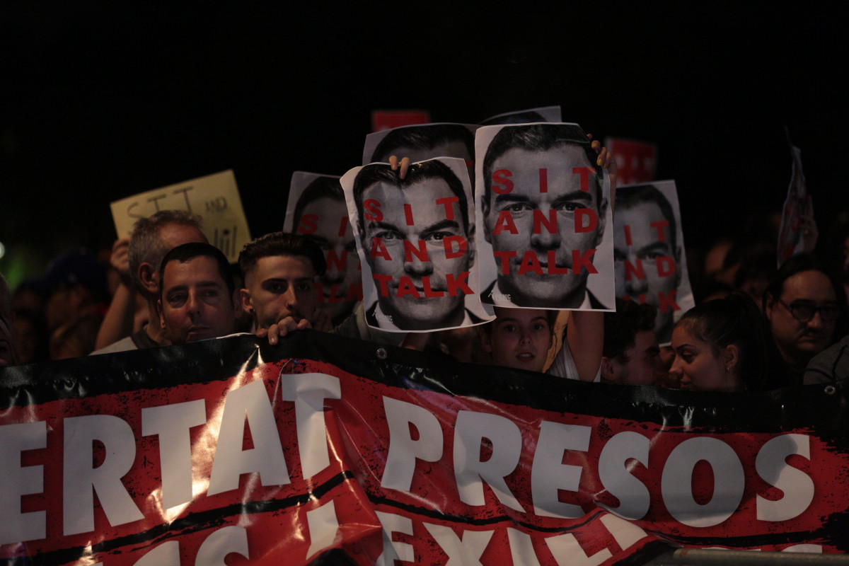 Protesta de los CDR ante el Cu00fabic de Viladecans por la presencia de Su00e1nchez