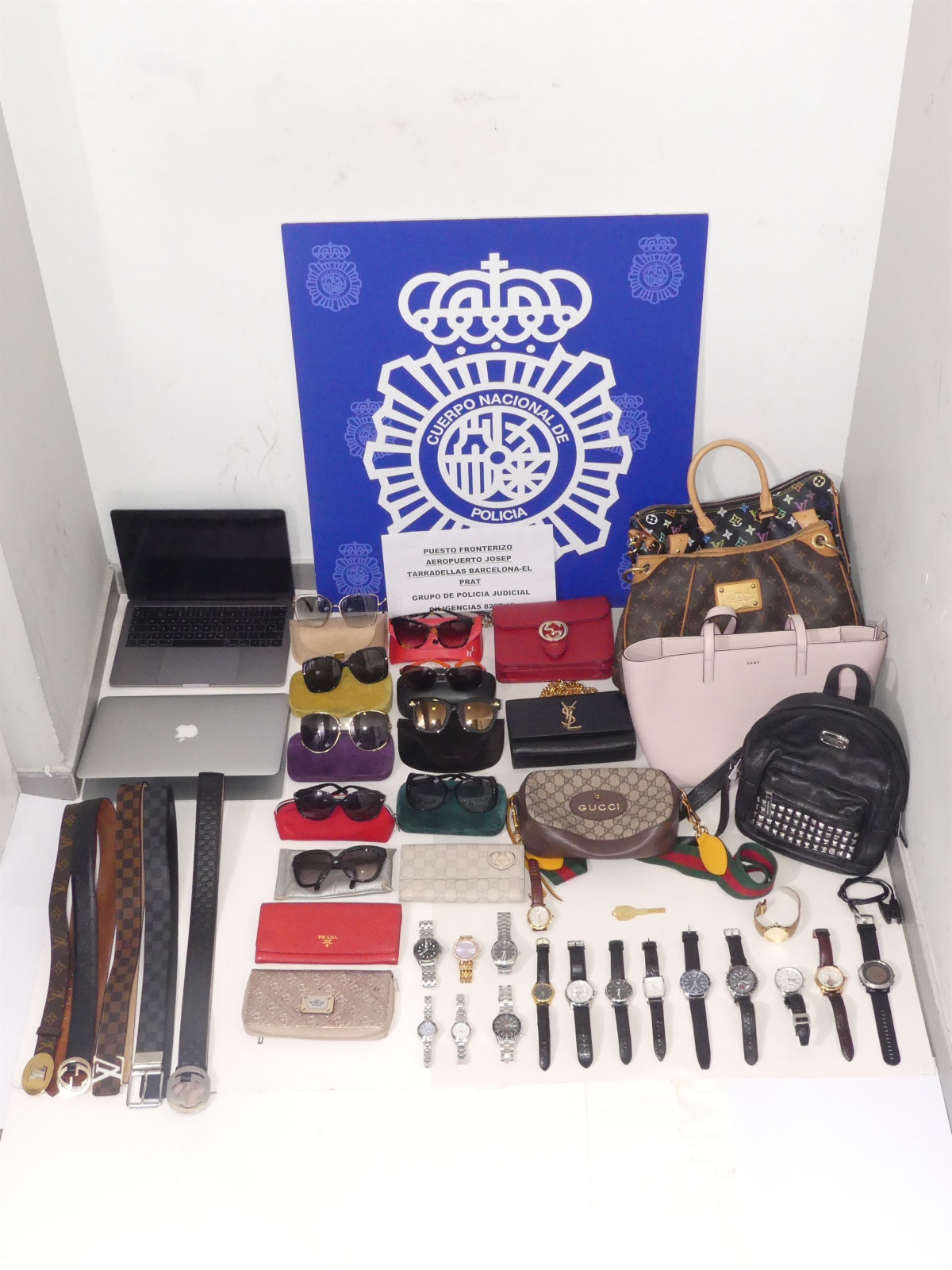 Detenido en el Aeropuerto de Barcelona con 6.000 euros, 17 relojes y pasaporte falso