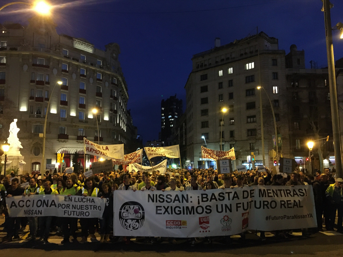 Manifestaciu00f3n de la plantilla de Nissan frente a la Delegaciu00f3n del Gobierno