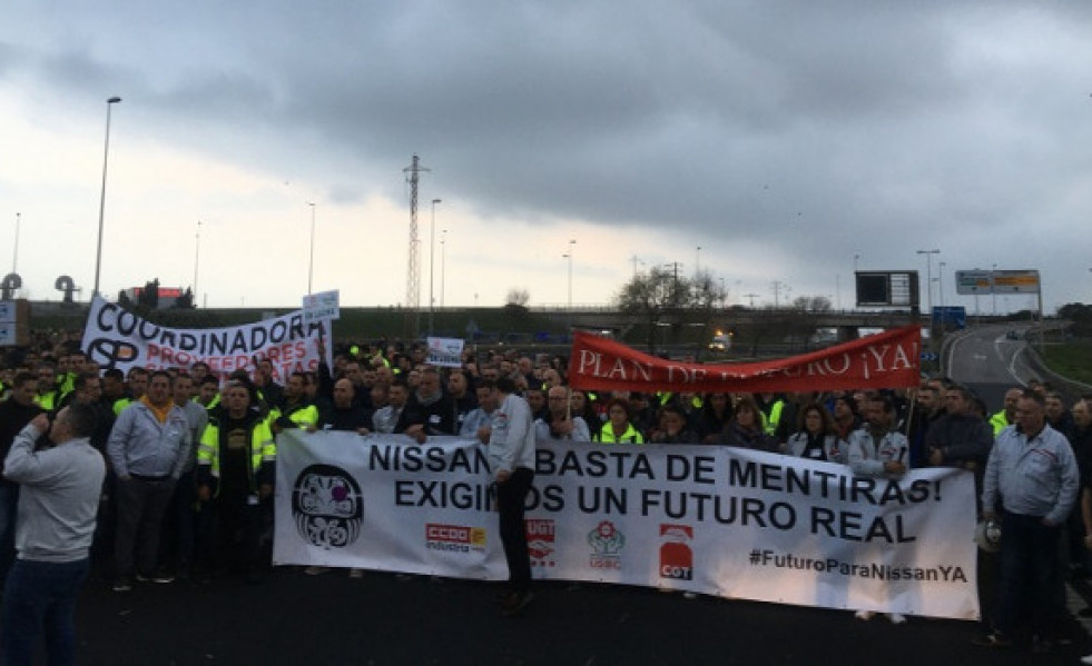 Ms de un millar de trabajadores de Nissan cortan la Ronda Litoral de Barcelona