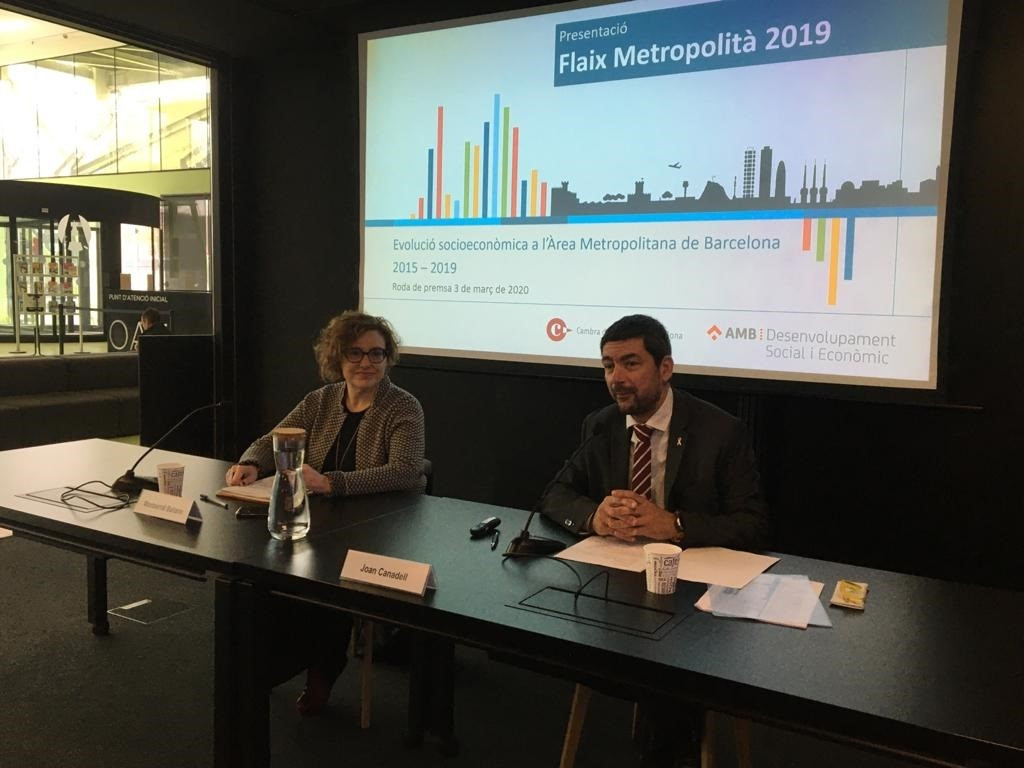 La vicepresidenta de Desarrollo Social y Económico del Área Metropolitana de Barcelona (AMB), Montserrat Ballarín, y el presidente de la Cámara de Barcelona, Joan Canadell,