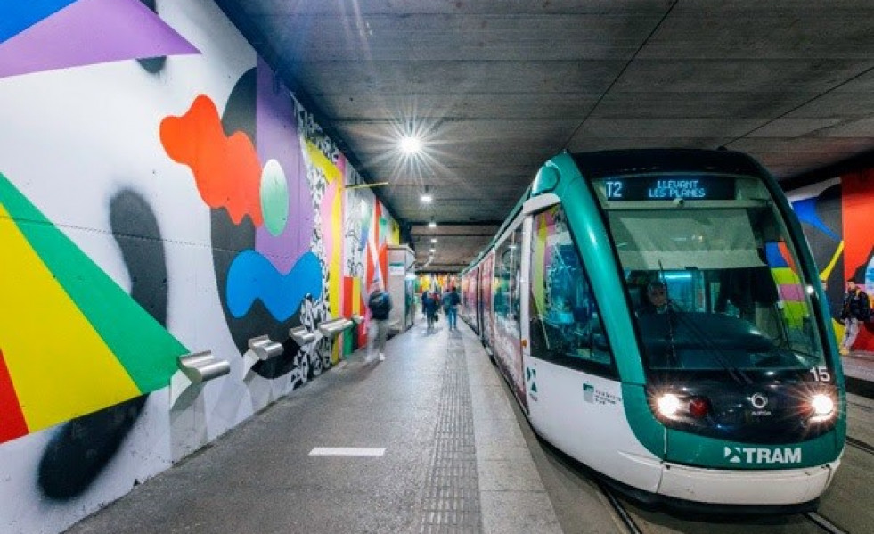 Parada tranvia cornellar mural 1635 metros cuadrados