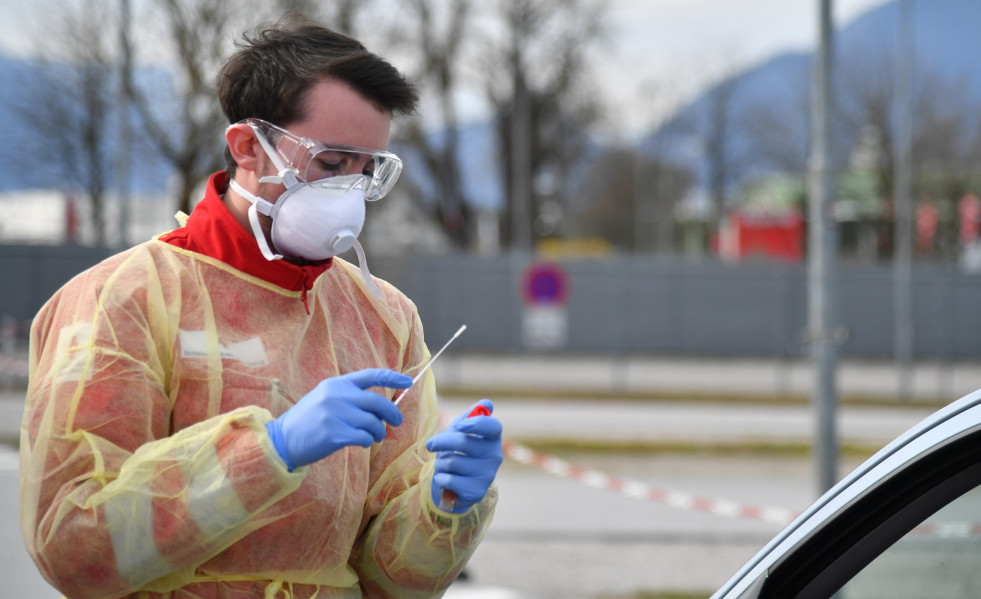 17 March 2020, Austria, Salzburg: A member of the Red Cross conducts a drive-in test amid the spread of the Coronavirus (Covid-19). Photo: Barbara Gindl/APA/dpa