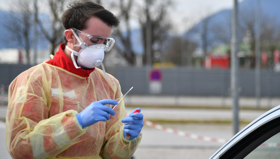 17 March 2020, Austria, Salzburg: A member of the Red Cross conducts a drive-in test amid the spread of the Coronavirus (Covid-19). Photo: Barbara Gindl/APA/dpa