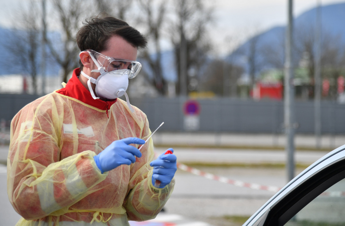 17 March 2020, Austria, Salzburg: A member of the Red Cross conducts a drive-in test amid the spread of the Coronavirus (Covid-19). Photo: Barbara Gindl/APA/dpa