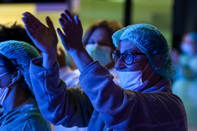 Homenaje a los Servicios Sanitarios y Policías que tiene lugar cada día a las 20:00 horas en la puerta del Hospital de la Fe como agradecimiento a su labor en la lucha contra el coronavirus. En Valencia / Comunidad Valenciana (España)