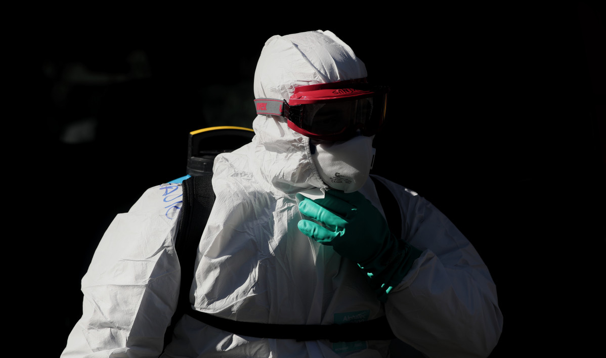 Un militar de la UME totalmente protegido minutos antes de que de comienzo las labores de desinfección programadas para el día de hoy en la Residencia de Mayores Ave María con el fin de evitar la propagación del coronavirus en los centros de mayores