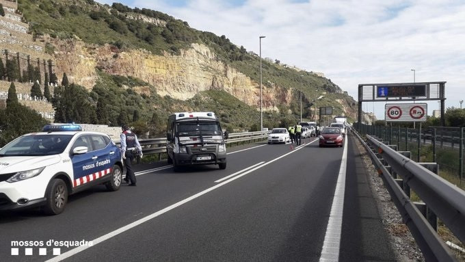 Un control de tráfico de los Mossos d'Esquadra durante la pandemia de coronavirus.