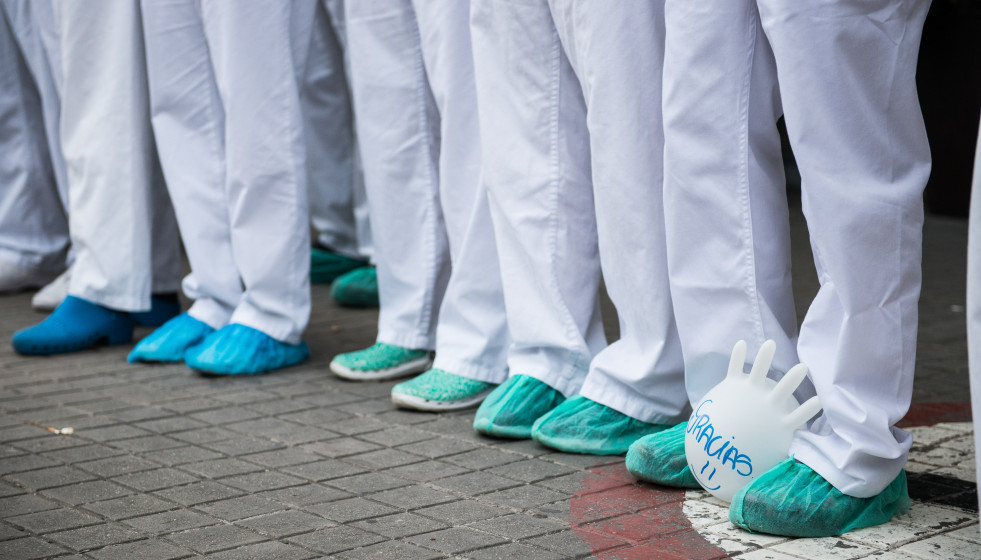 Sanitarios agradecen el homenaje que cada día se celebra en su honor en todos los Centros de Salud y Hospitales de España a las 20:00 horas. Imágenes en la puerta principal de la Fundación Jiméne