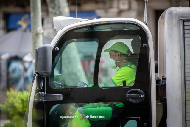 Un trabajador de la limpieza del Ayuntamiento de Barcelona conduce un camión durante el noveno día laborable desde que se decretó el estado de alarma en el país a consecuencia del coronavirus, en Barcelona/Catalunya (España) a 26 de marzo de 2020.