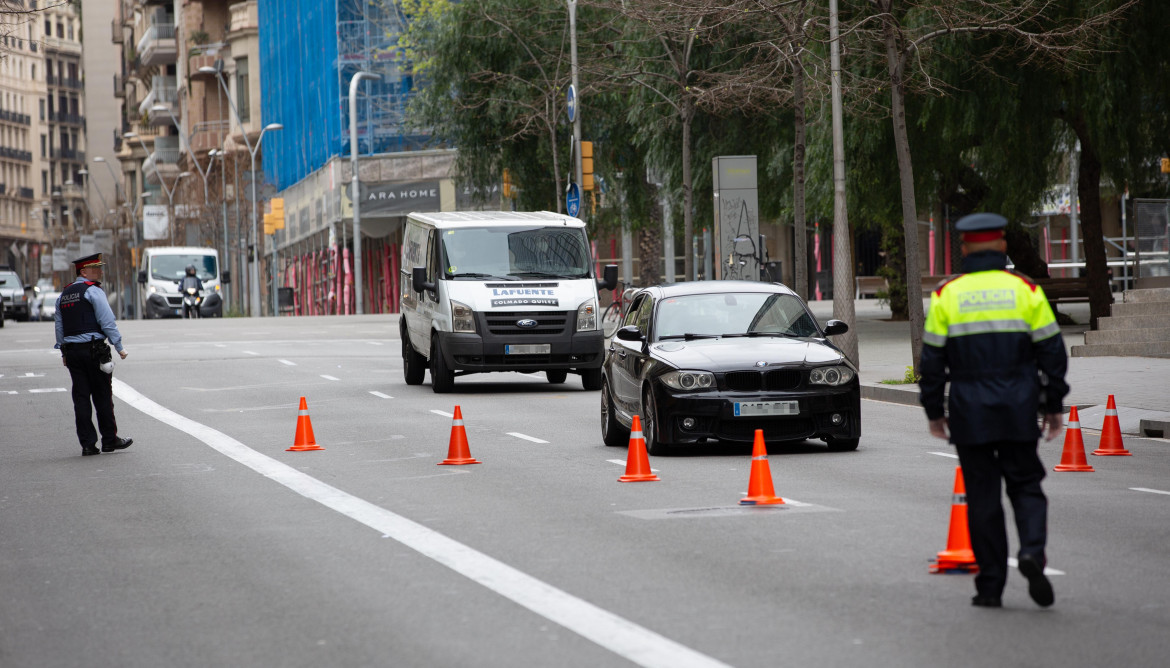 Dos Mossos d'Esquadra en un control de tráfico en la calle Balmes con la Avenida Diagonal de Barcelona para vigilar que se cumplen las medidas de confinamiento, en Barcelona/Catalunya (España) a 31 