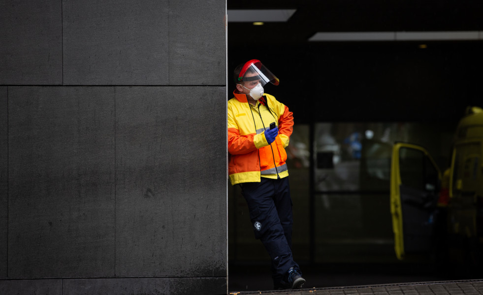 Un trabajador espera en las urgencias del Hospital de Sant Pau durante el día en el que entra en vigor la limitación total de movimientos salvo de los trabajadores de actividades esenciales. En Barc