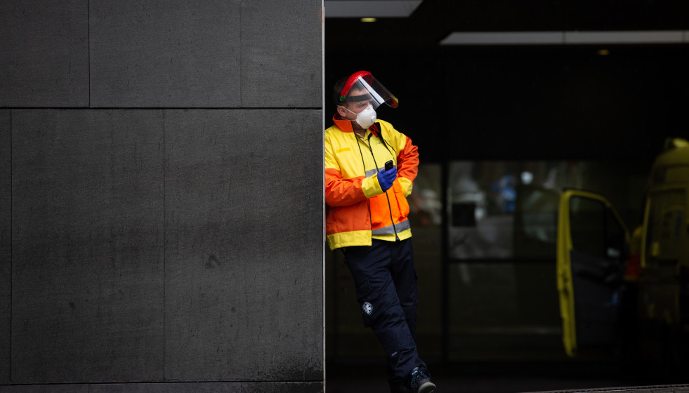 Un trabajador espera en las urgencias del Hospital de Sant Pau durante el día en el que entra en vigor la limitación total de movimientos salvo de los trabajadores de actividades esenciales. En Barc