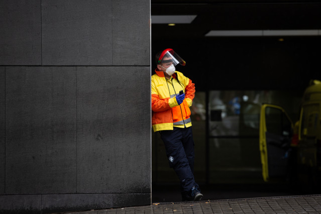 Un trabajador espera en las urgencias del Hospital de Sant Pau durante el día en el que entra en vigor la limitación total de movimientos salvo de los trabajadores de actividades esenciales. En Barcelona (Catalunya, España) a 30 de marzo de 2020.