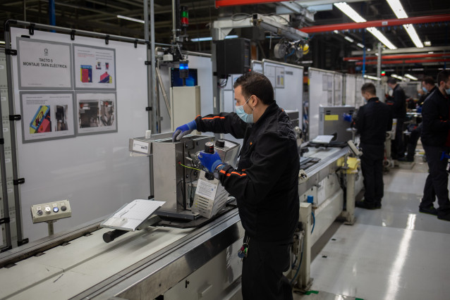 Varios operarios trabajan en la cadena de producción y montaje del proyecto de respiradores de SEAT para los contagiados por coronavirus en las instalaciones de SEAT de Martorell, en Martorell/Barcelona/Catalunya (España) a 7 de abril de 2020.