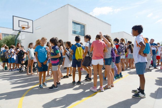 Escolares del municipio sevillano de Tomares, a la entrada del colegio al inicio de curso.