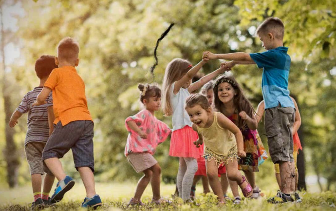 NIÑOS JUGANDO