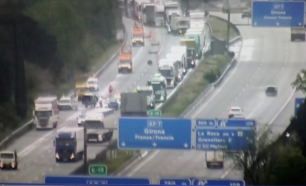 Un herido grave al volcar un camión en Vallirana (Barcelona)